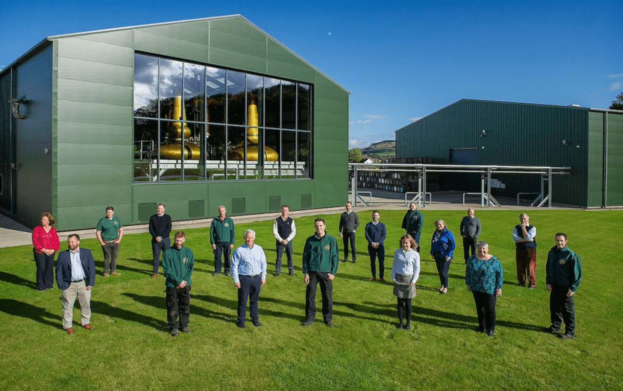 Morrison Scotch Whisky Distillers-teamet foran destilleriet