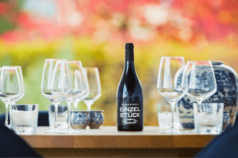 Markus-Schneider-Einzelstueck-zu-Tisch