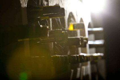 Flasker som har vært lagret lenge i kjelleren