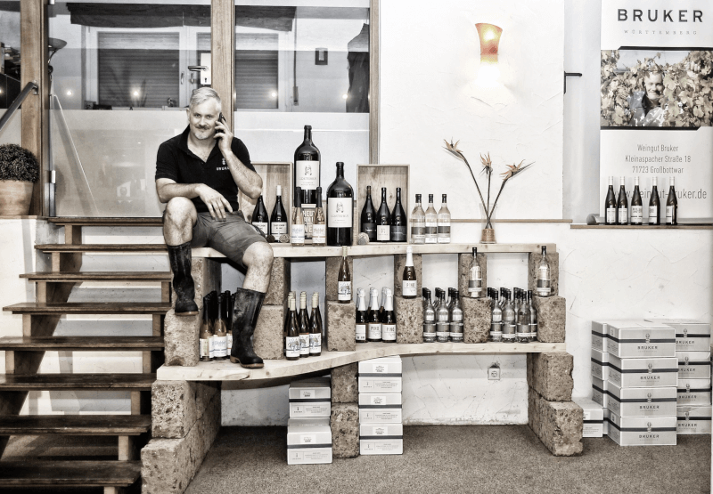 Vingårdsdriver Markus Bruker med vinene sine