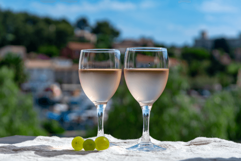 Provençalsk rosé har - i likhet med MED - en svært lys farge Provençalsk rosé har - i likhet med MED - en svært lys farge