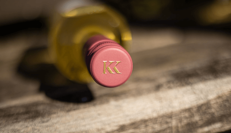 Das doppelte K ziert die Weinverschlüsse