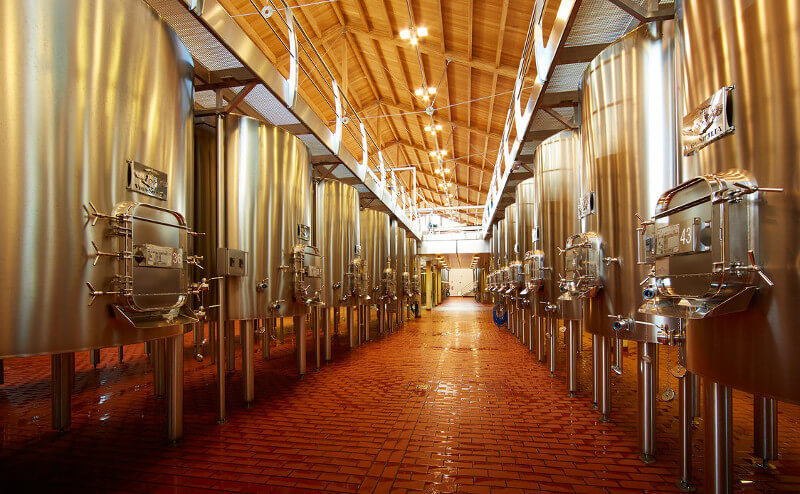 Vega Sicilias gjæringstanker i vinkjelleren