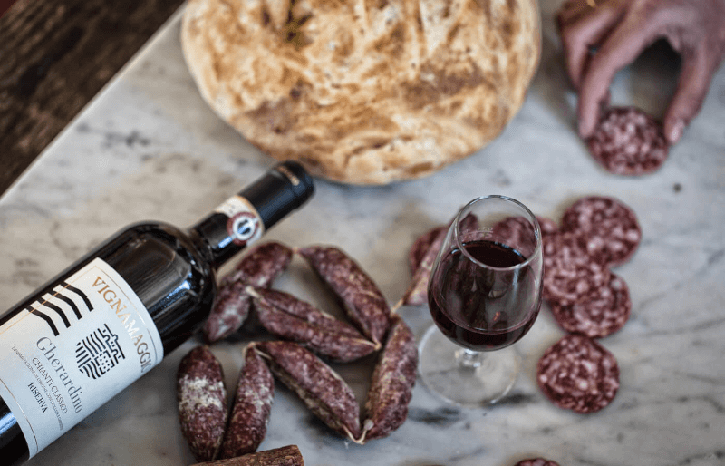 Vignamaggio Wein und selbstgemachte Salami