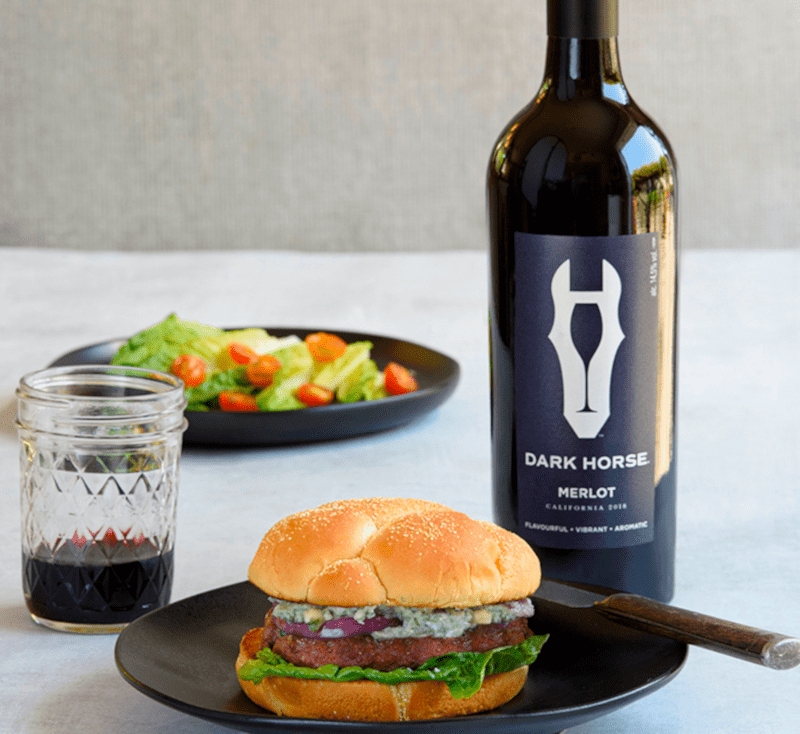 Dark Horse Merlot mit Burger