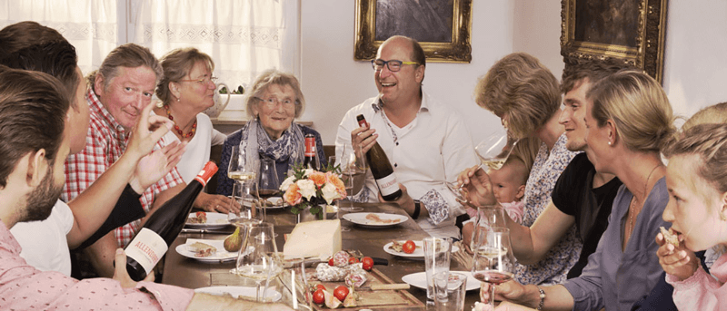Familie Allendorf zusammen am Tisch