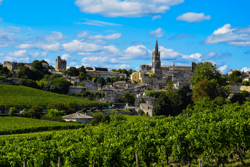 Blick auf Saint-Émilion, Heimat der Vignobles Ouzoulias