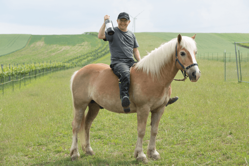 Lukas Rieder mit Pferd