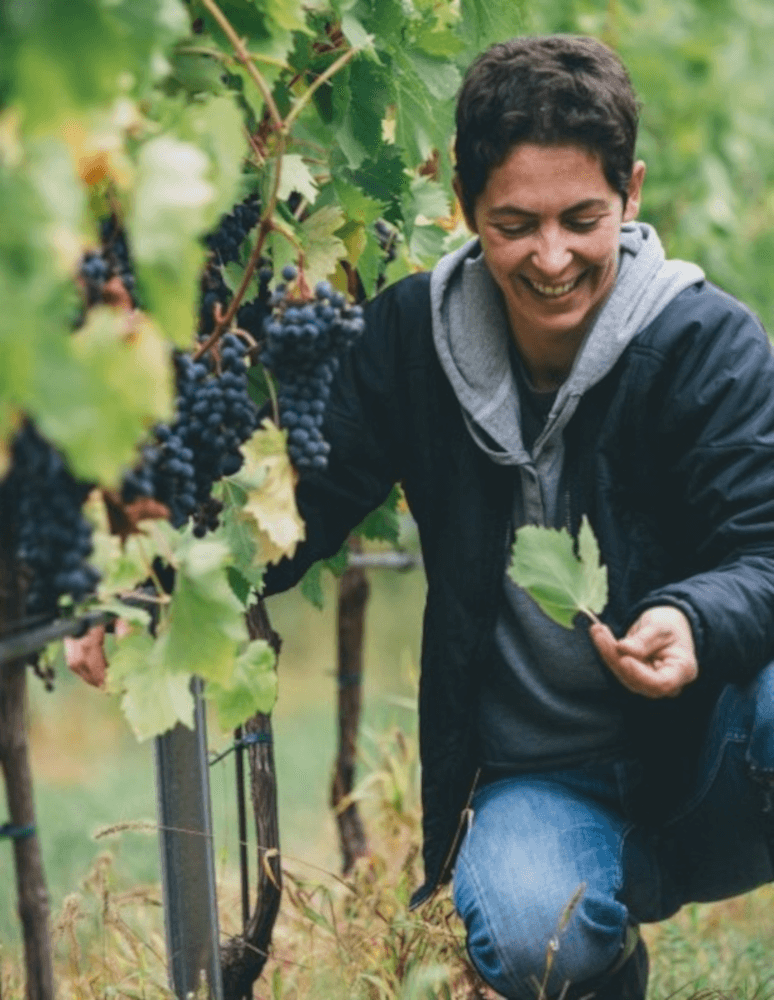 Celita sjekker plantene