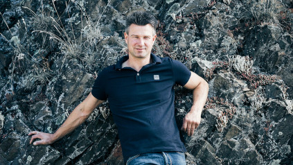 Tim Schäfer-Fröhlich leder an på vingården i Bockenau Tim Schäfer-Fröhlich leder an på vingården i Bockenau