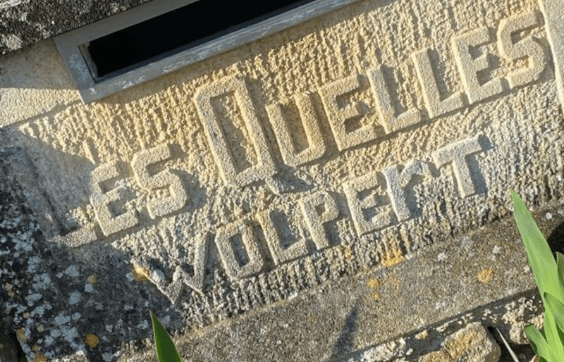 Les Quelles de la Coste Inschrift